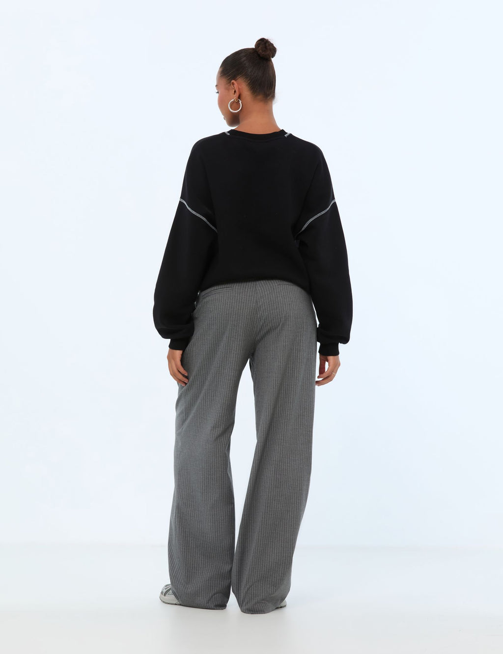 Pantalon tailleur gris foncé à rayures blanches