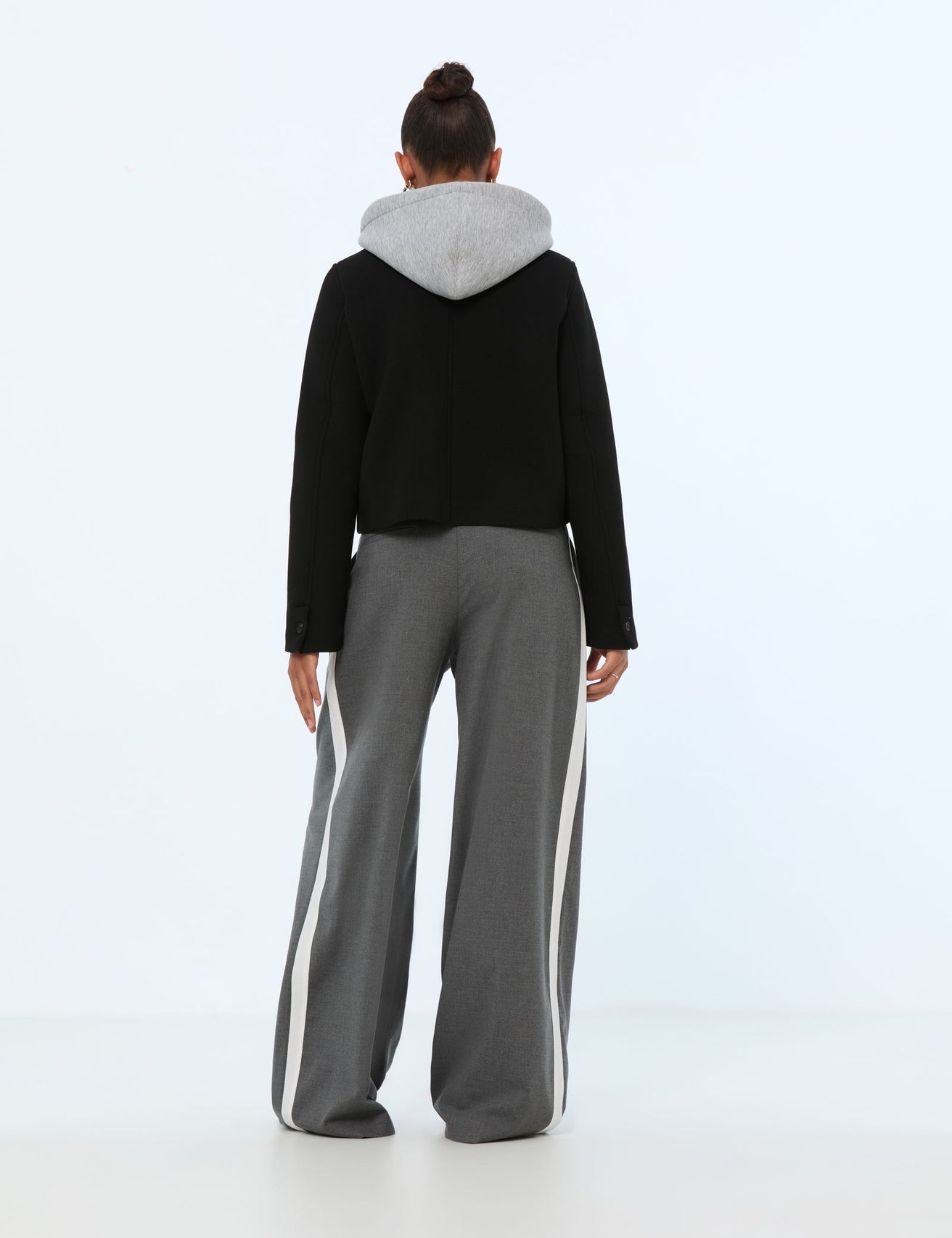 Pantalon palazzo gris moyen avec bandes blanches - Image 2