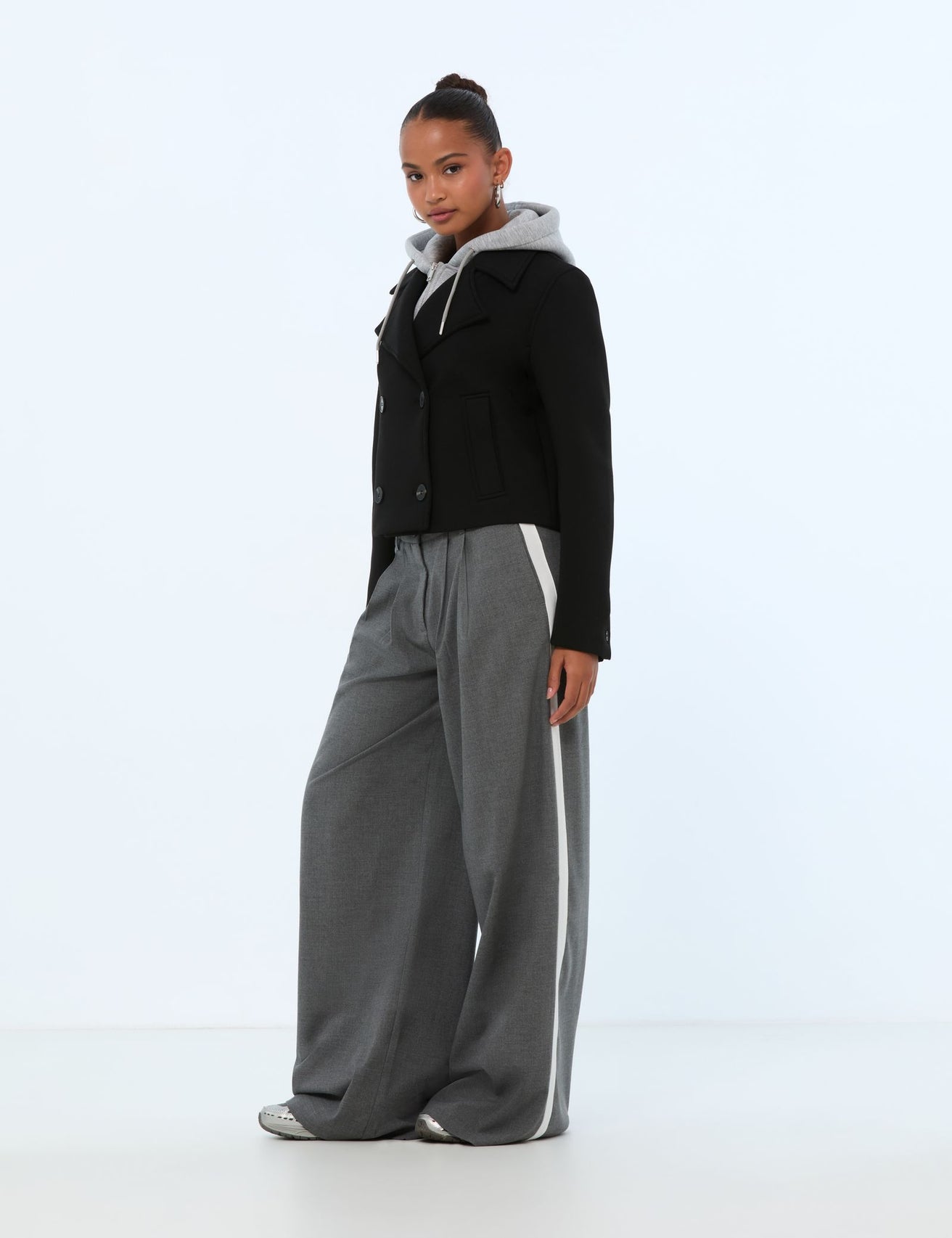 Pantalon palazzo gris moyen avec bandes blanches - Image 3