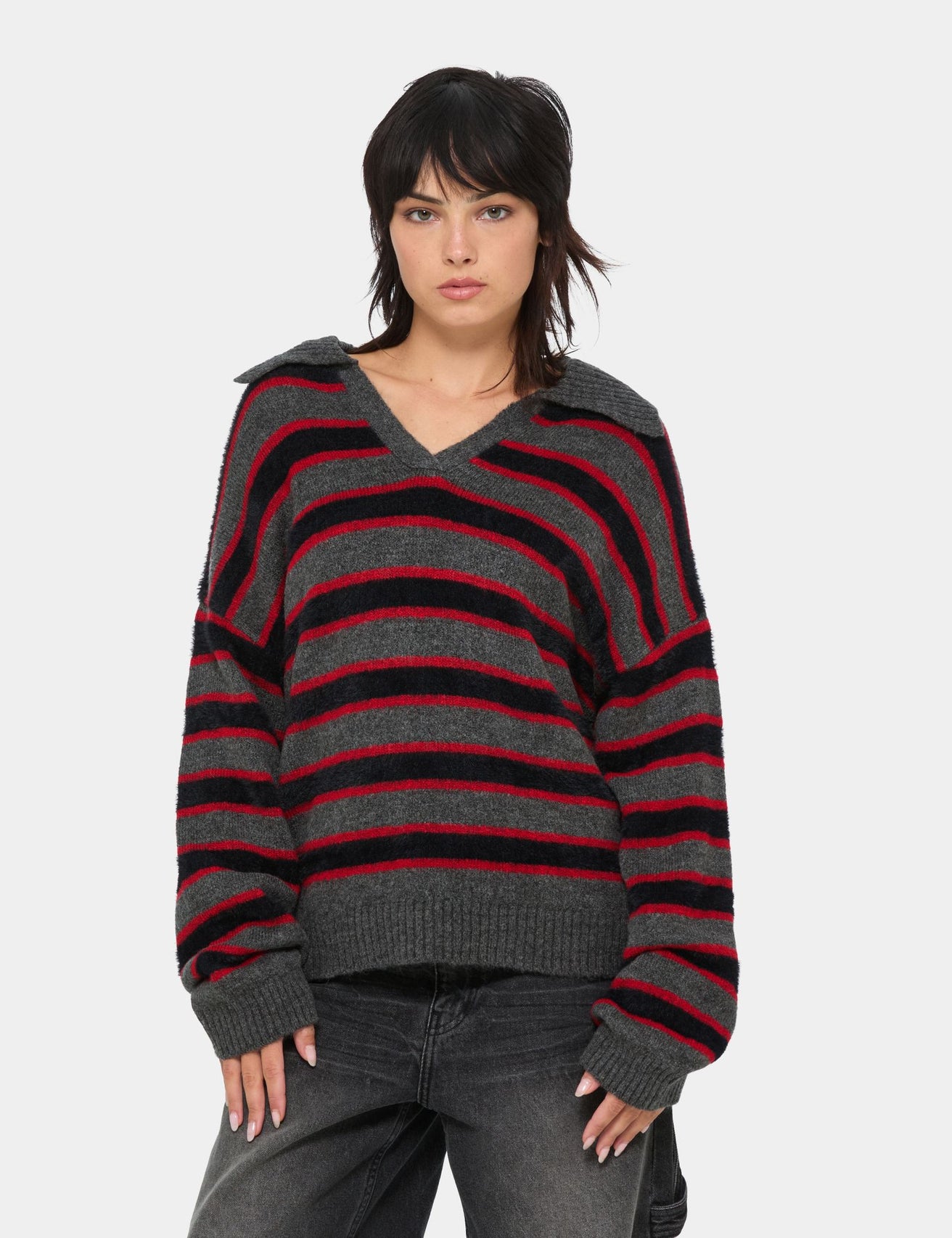 Pull oversize à rayures, col en V, rouge, gris et noir - Image 1