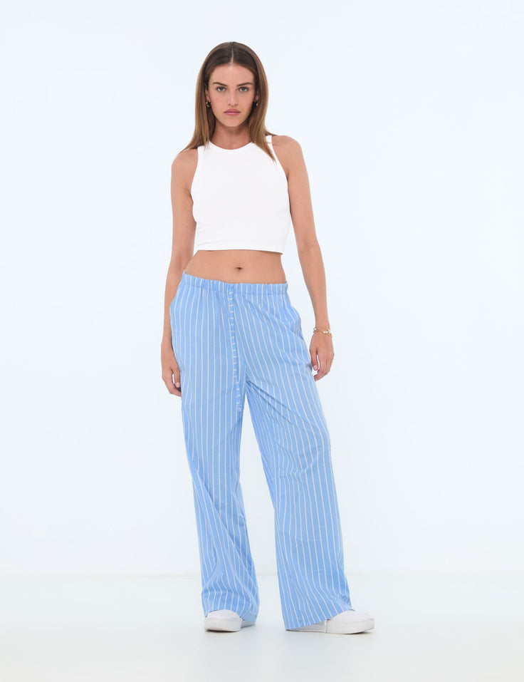 Pantalon fluide bleue ciel à rayures blanches