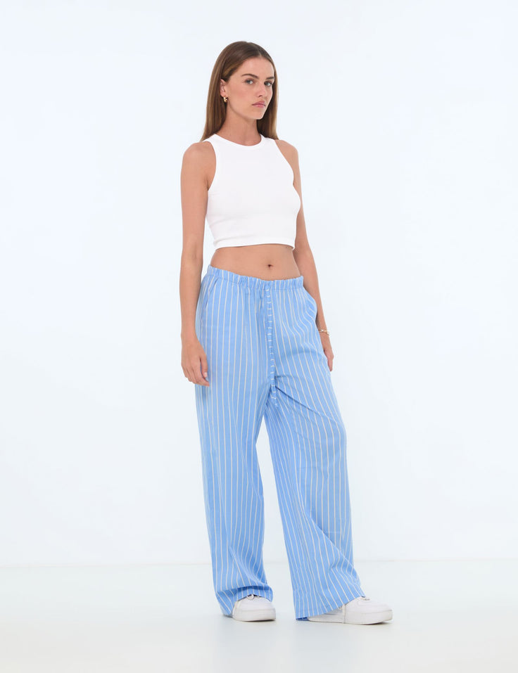 Pantalon fluide bleue ciel à rayures blanches