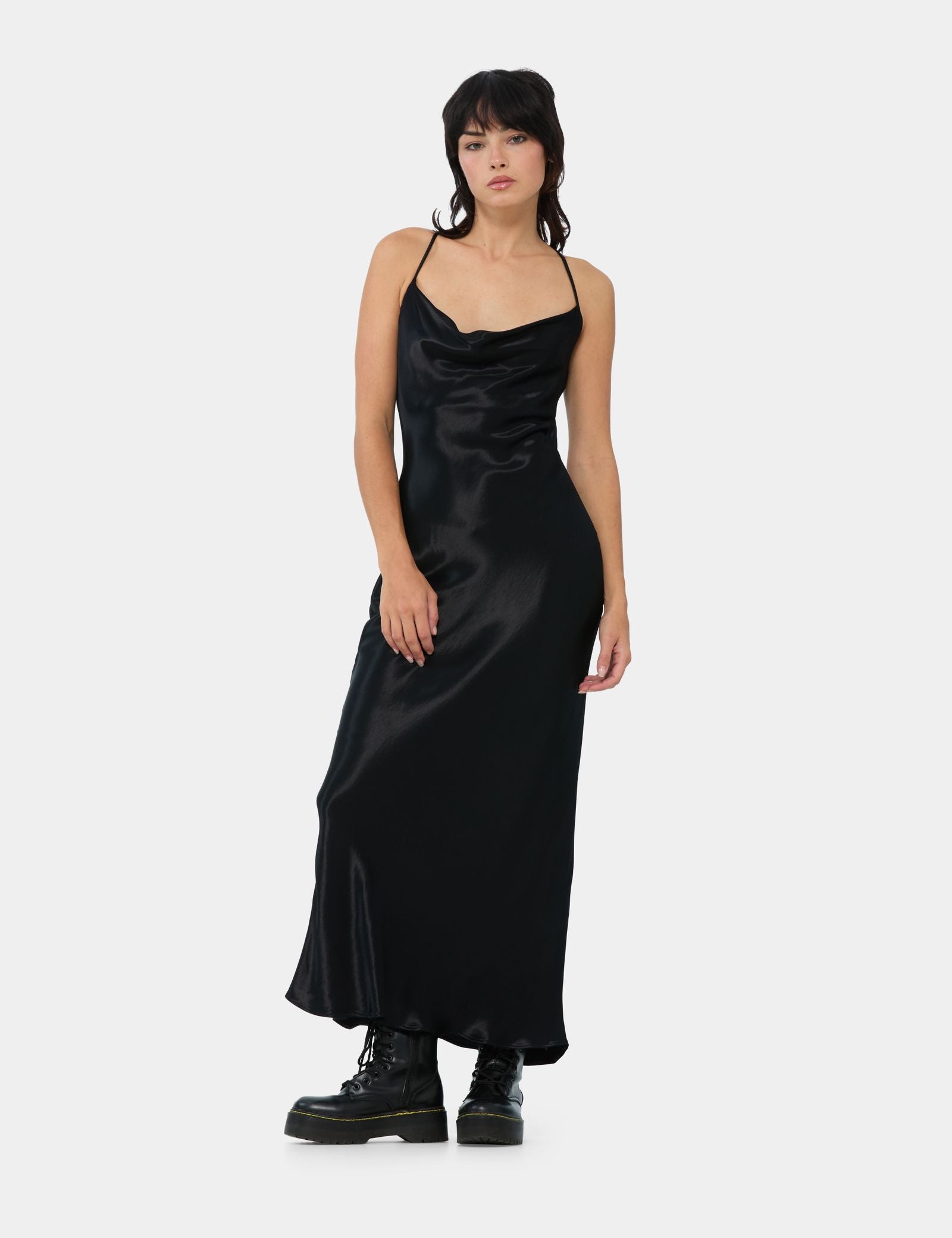 Robe satinée sans manche noire