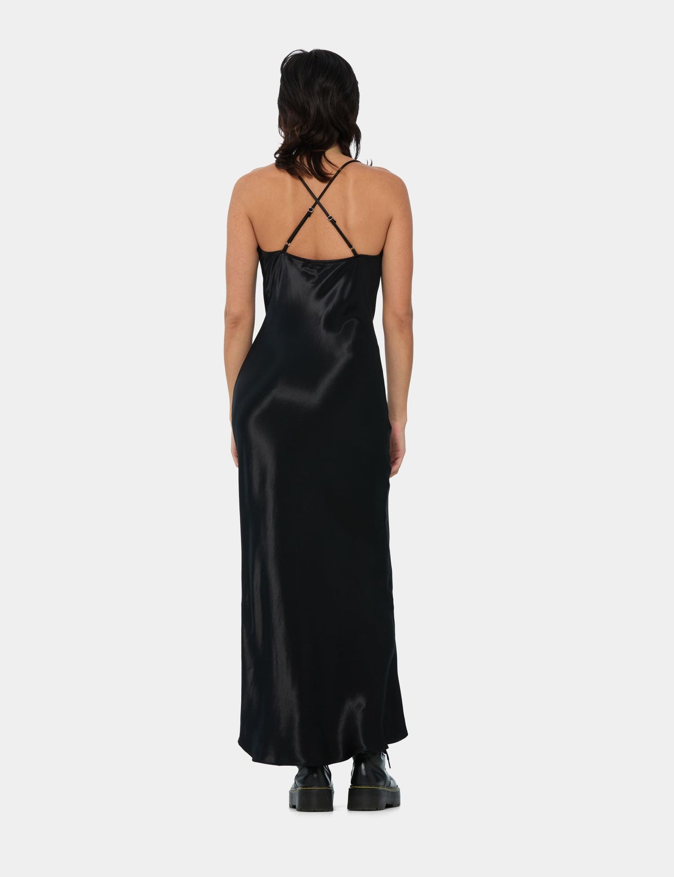 Robe satinée sans manche noire - Image 2