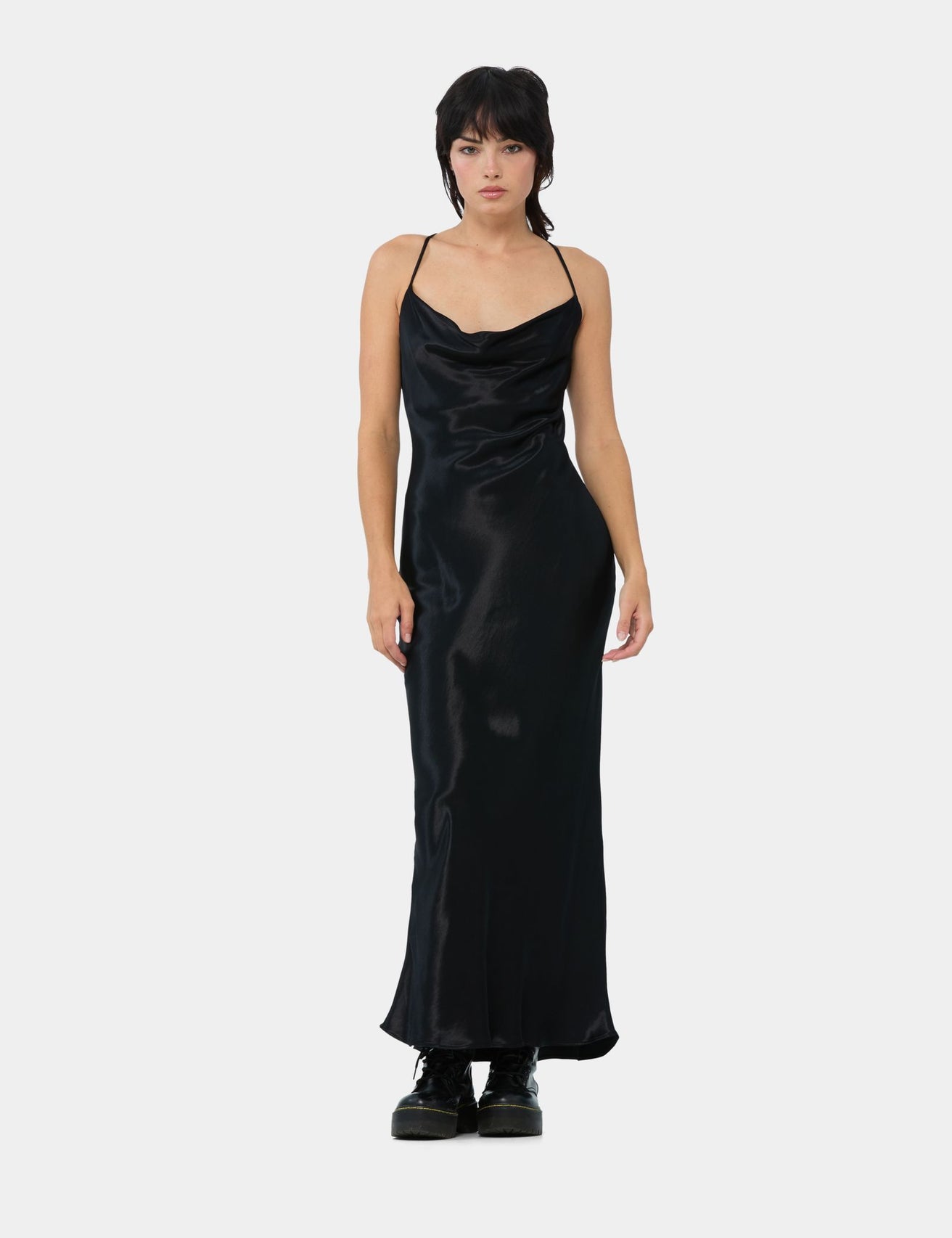 Robe satinée sans manche noire - Image 3