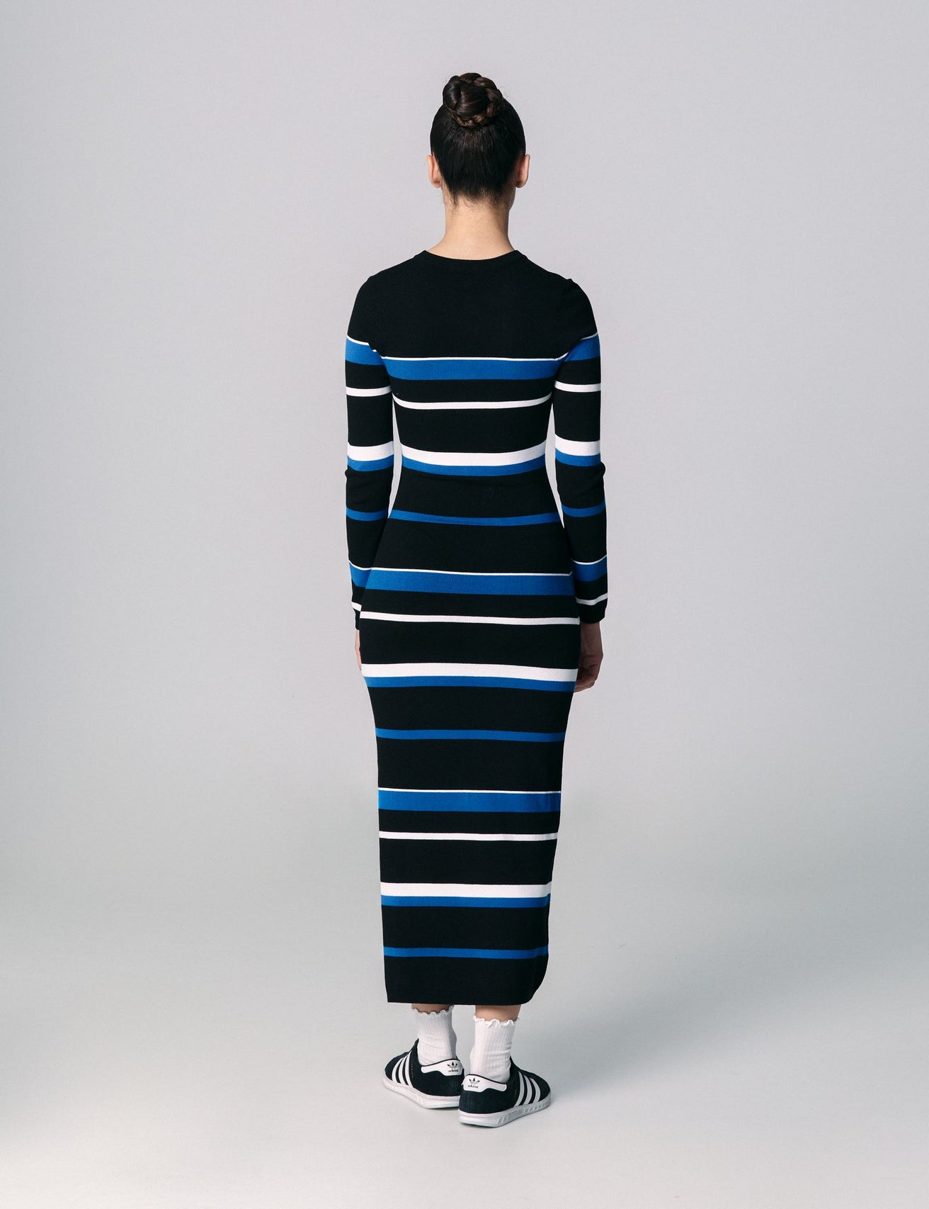 Robe longue à rayures noire et bleue - Image 2