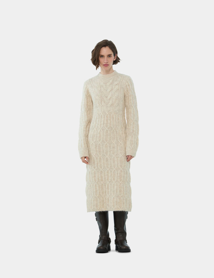 Robe pull en maille tressée sable