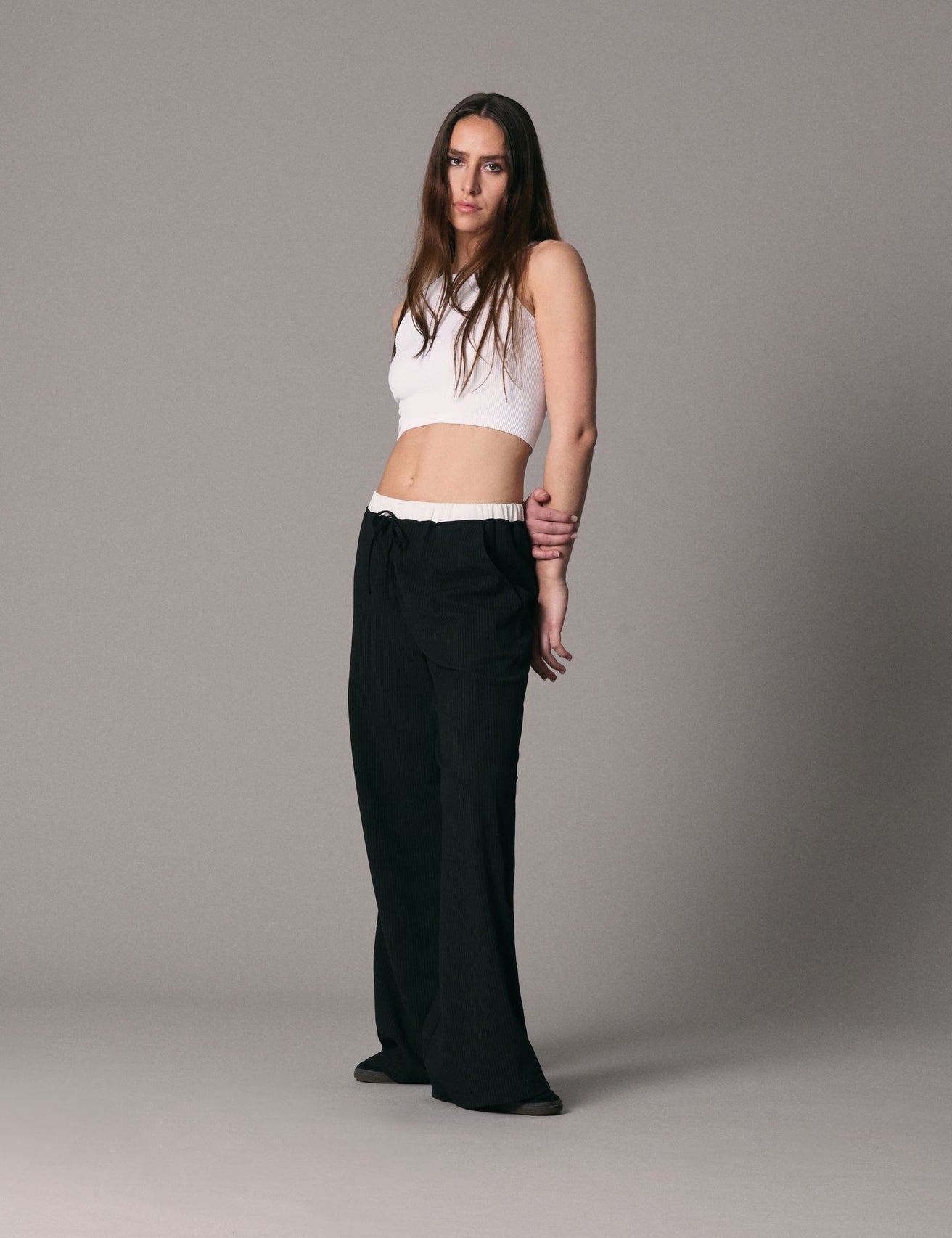 Pantalon tailleur rayé avec double couture noir - Image 1