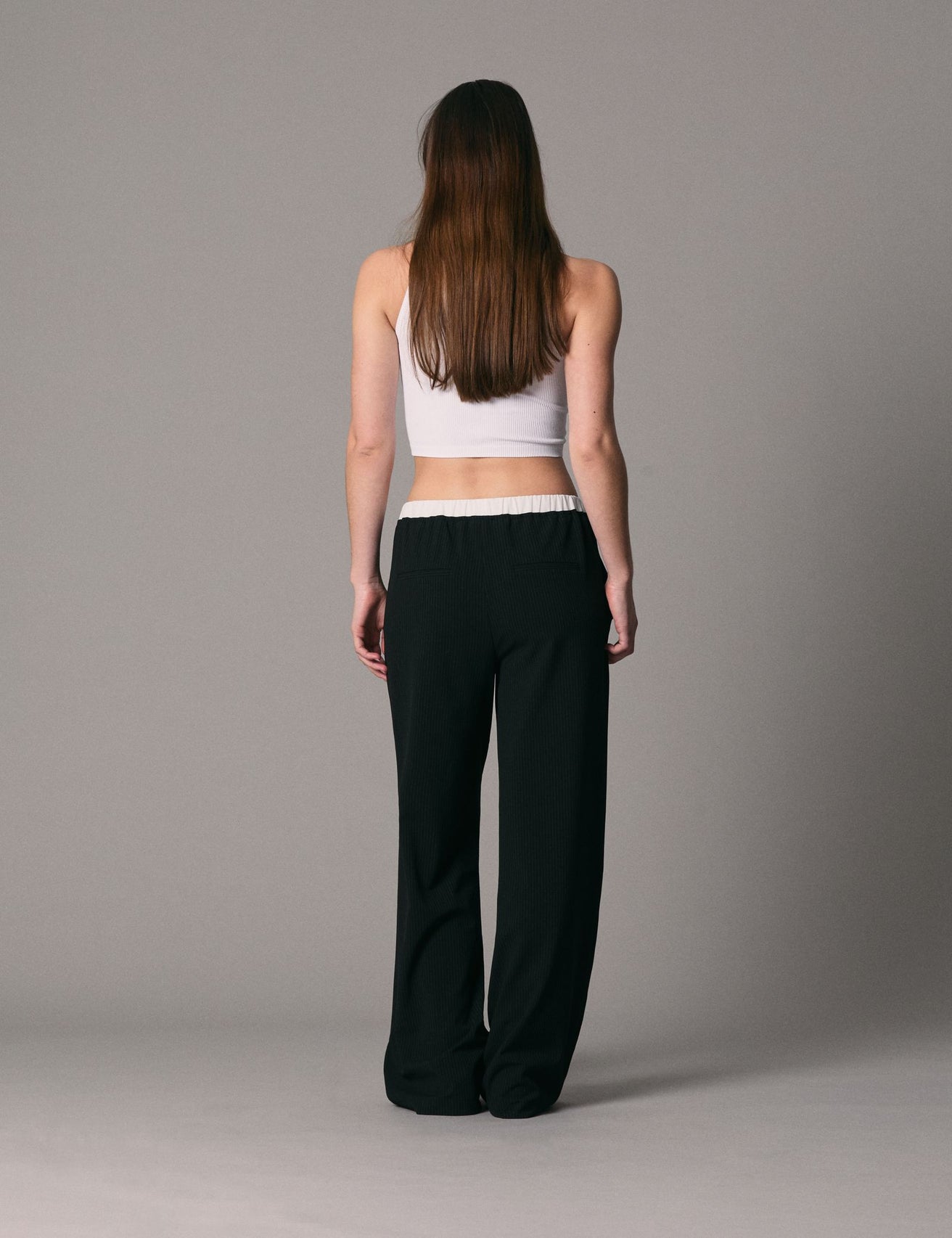 Pantalon tailleur rayé avec double couture noir - Image 2