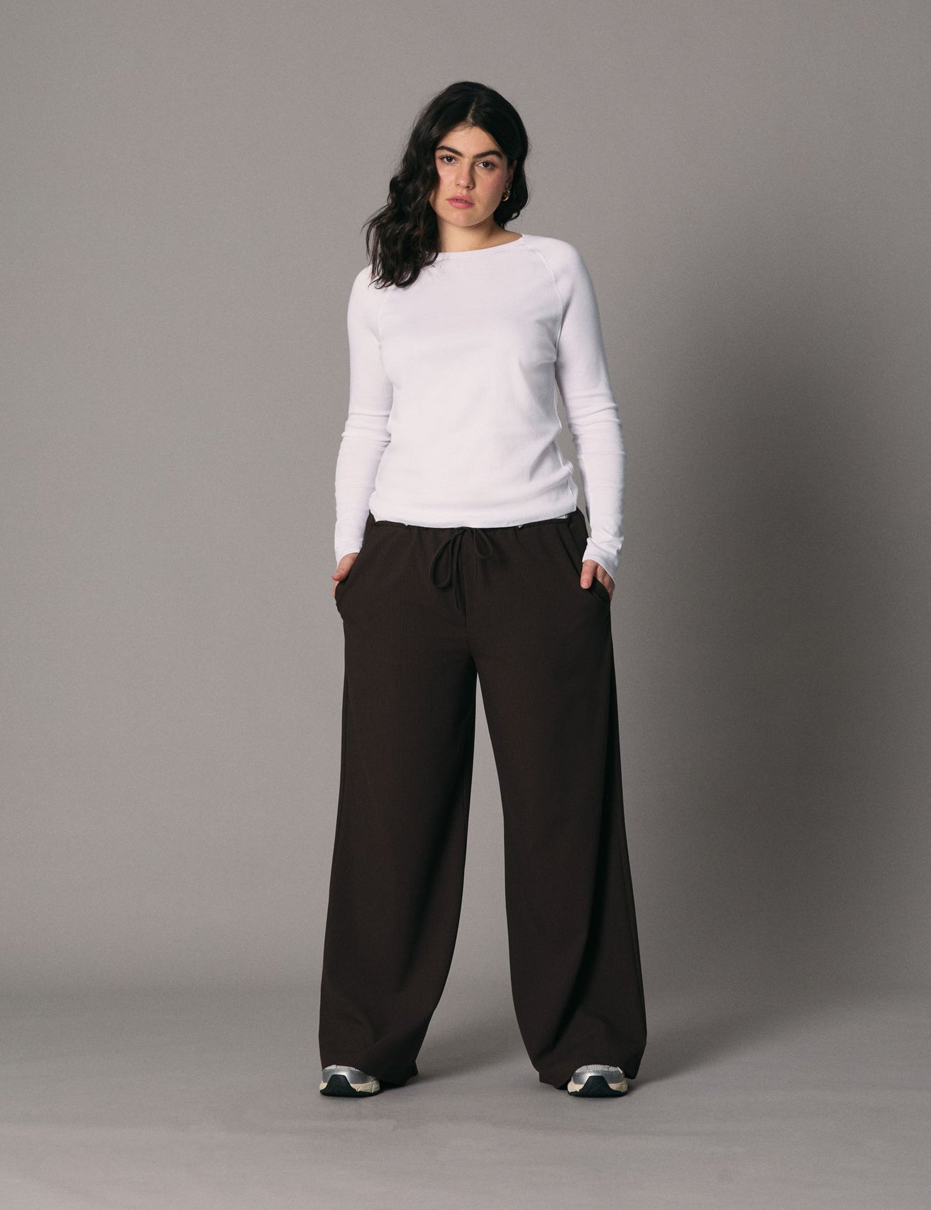 Pantalon tailleur rayé avec double couture marron foncé - Image 1