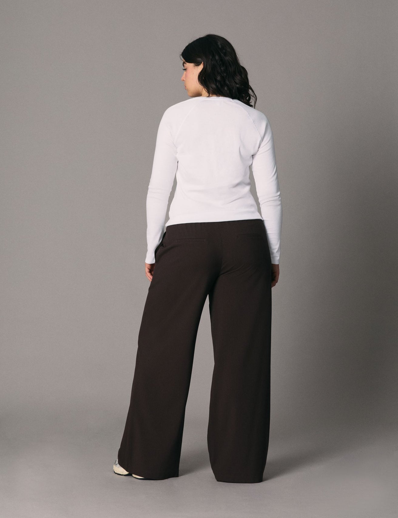 Pantalon tailleur rayé avec double couture marron foncé - Image 2