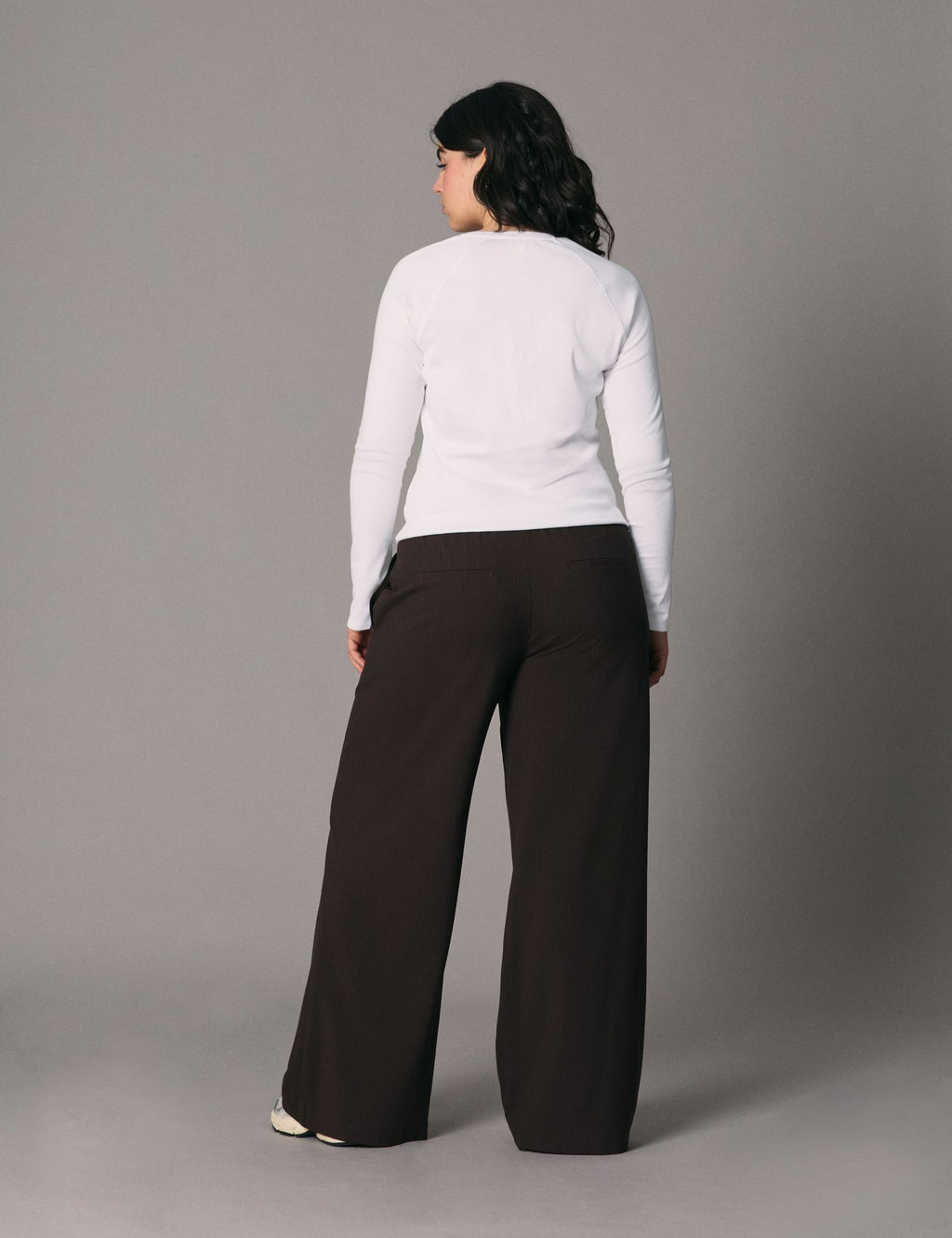 Pantalon tailleur rayé avec double couture marron foncé