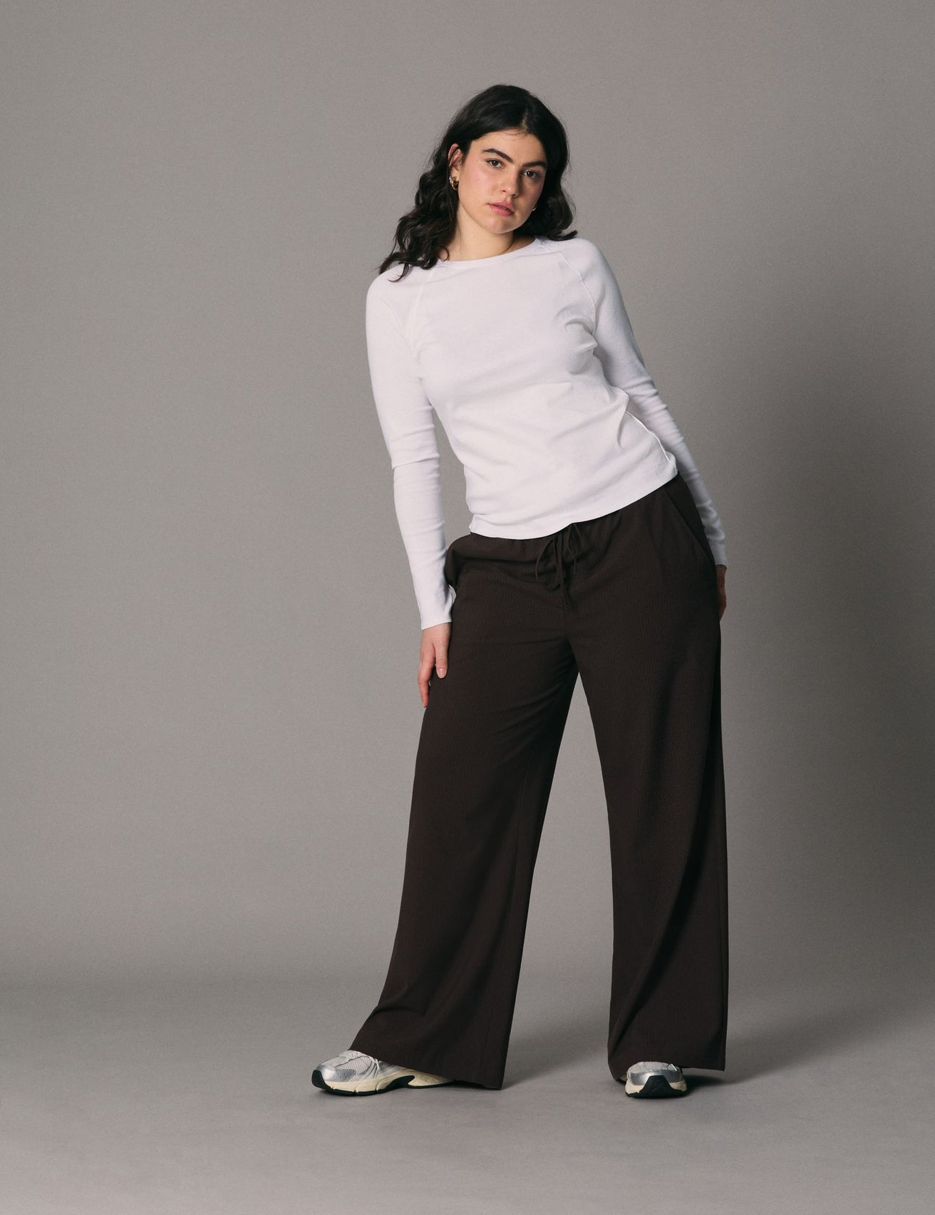 Pantalon tailleur rayé avec double couture marron foncé - Image 3