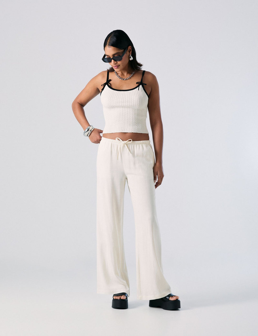 Pantalon fluide en lin blanc cassé