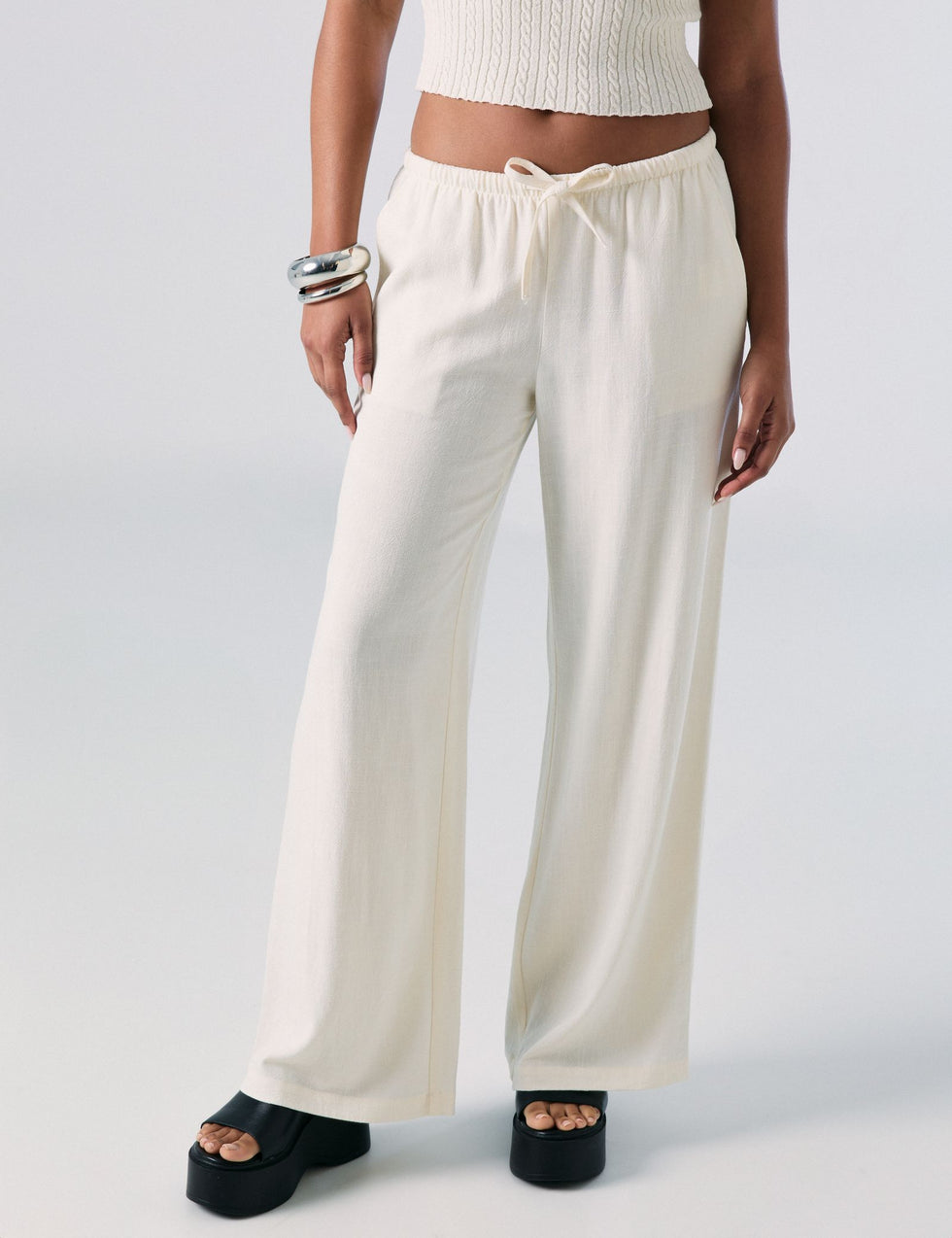 Pantalon fluide en lin blanc cassé