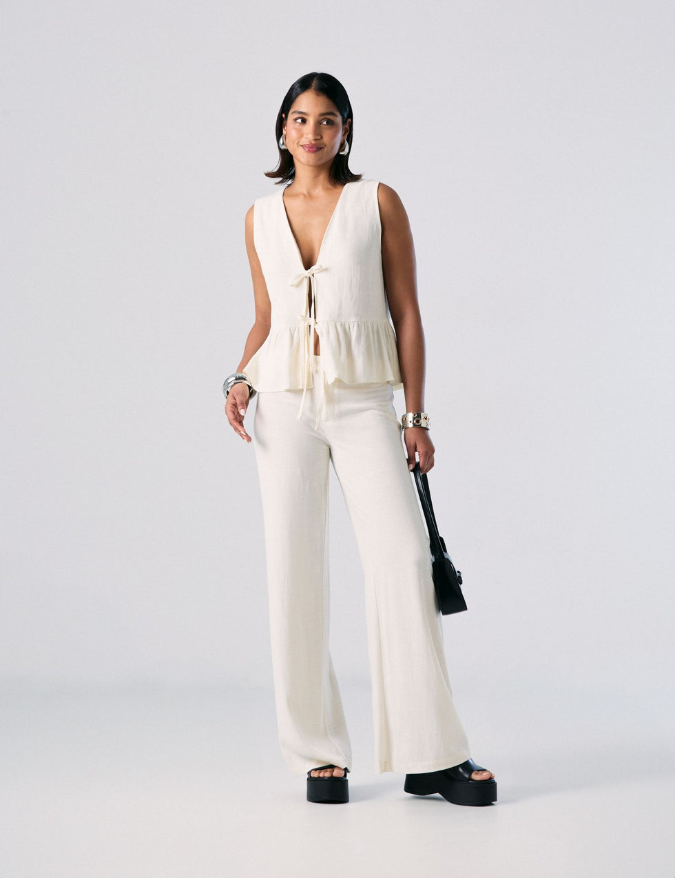 Pantalon tailleur matière lin blanc cassé