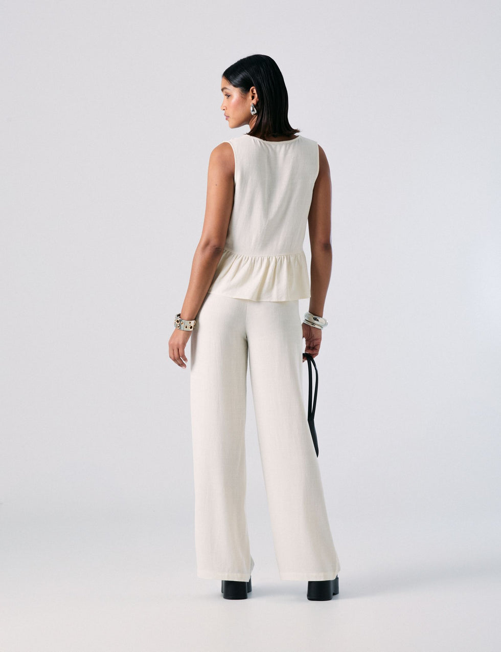 Pantalon tailleur matière lin blanc cassé