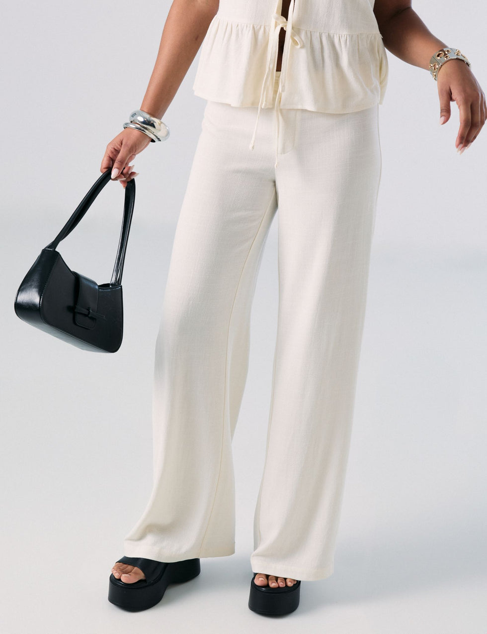 Pantalon tailleur matière lin blanc cassé