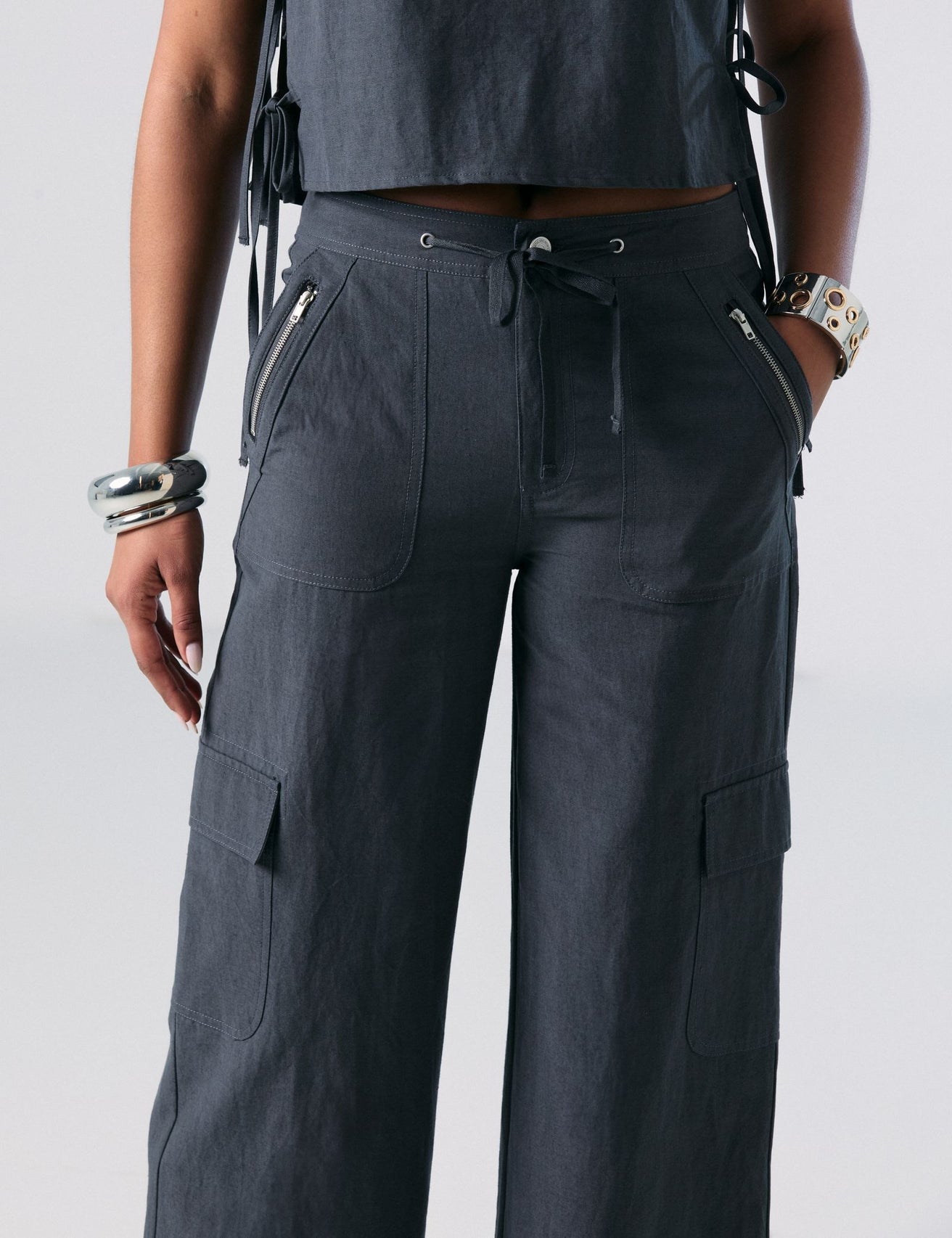 Pantalon cargo en lin gris foncé - Image 2