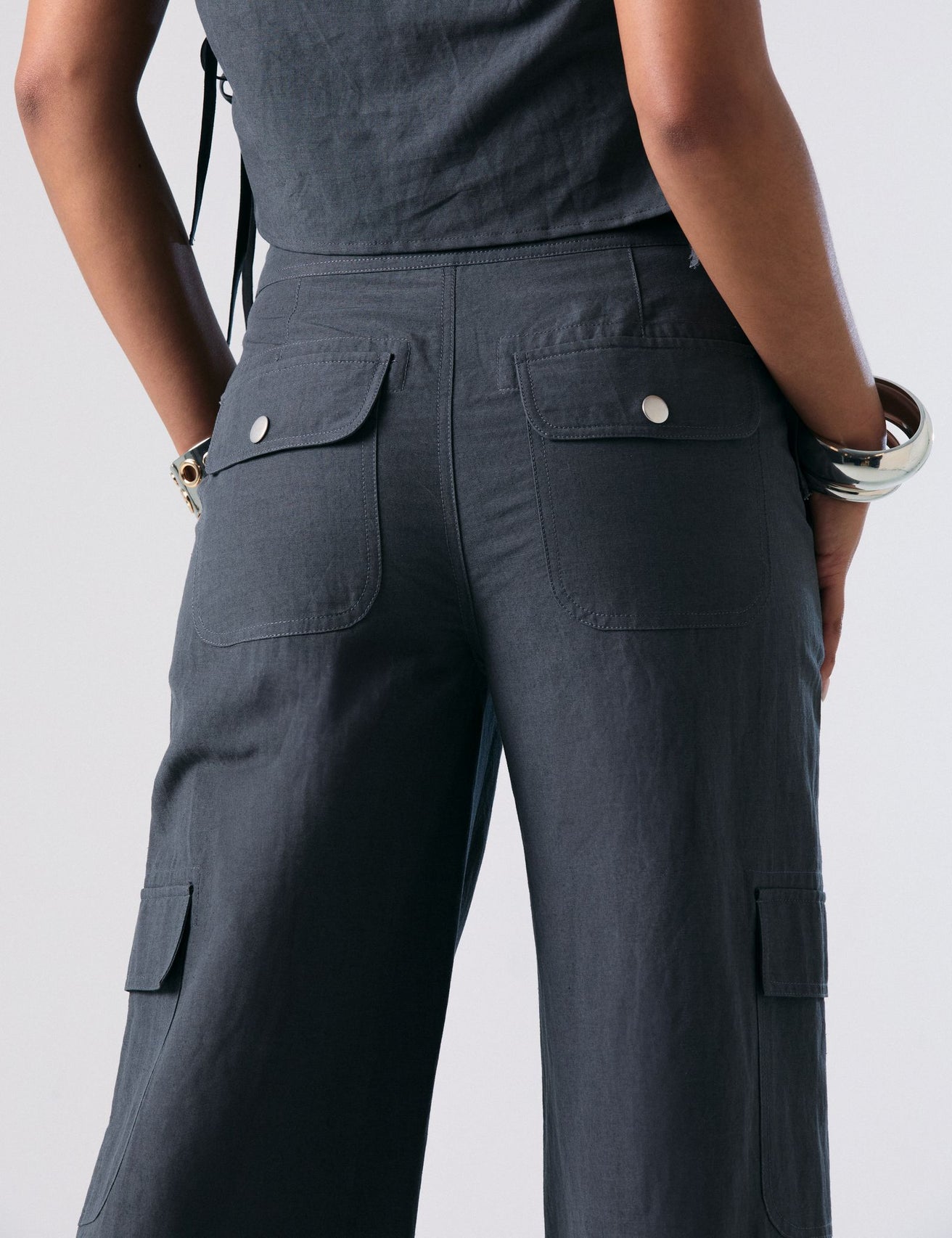 Pantalon cargo en lin gris foncé - Image 4