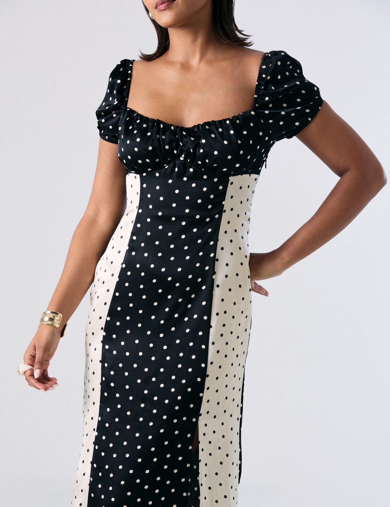 Robe longue satin à pois blanche et noir - Image 2